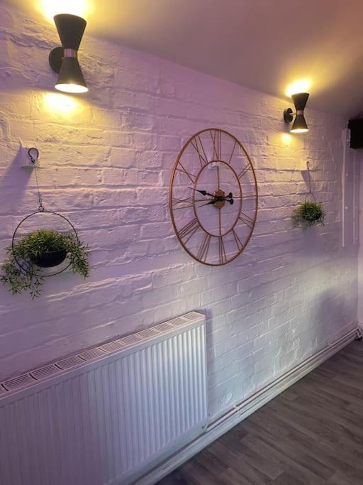 Lovely 2 Bedroom Penthouse Apartment In Chester - Free Parking!! Exterior foto