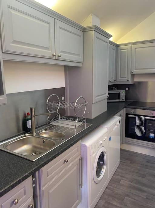 Lovely 2 Bedroom Penthouse Apartment In Chester - Free Parking!! Exterior foto
